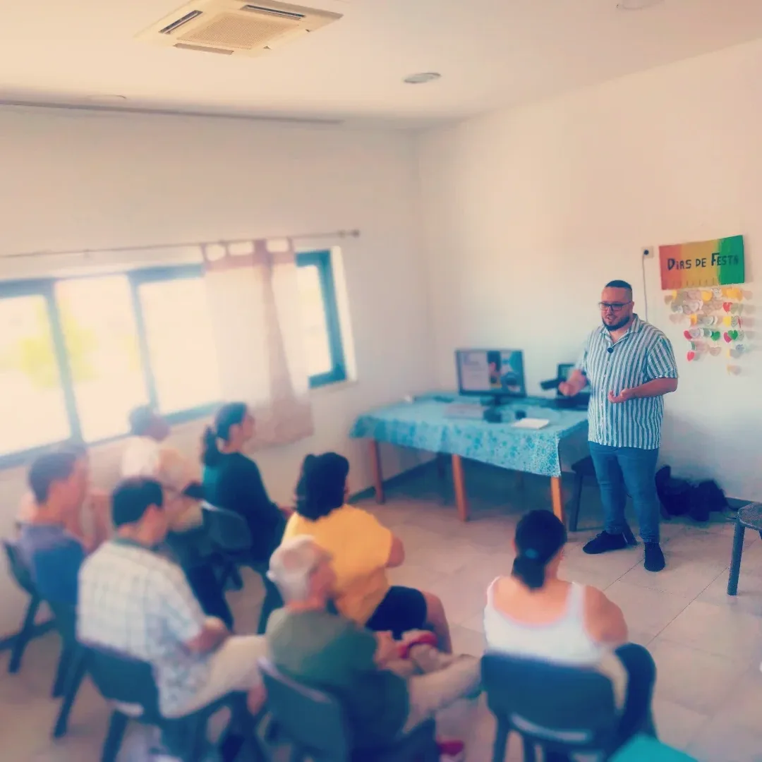 Filipe Macau leading the photography and video workshop at APPACDM Setúbal