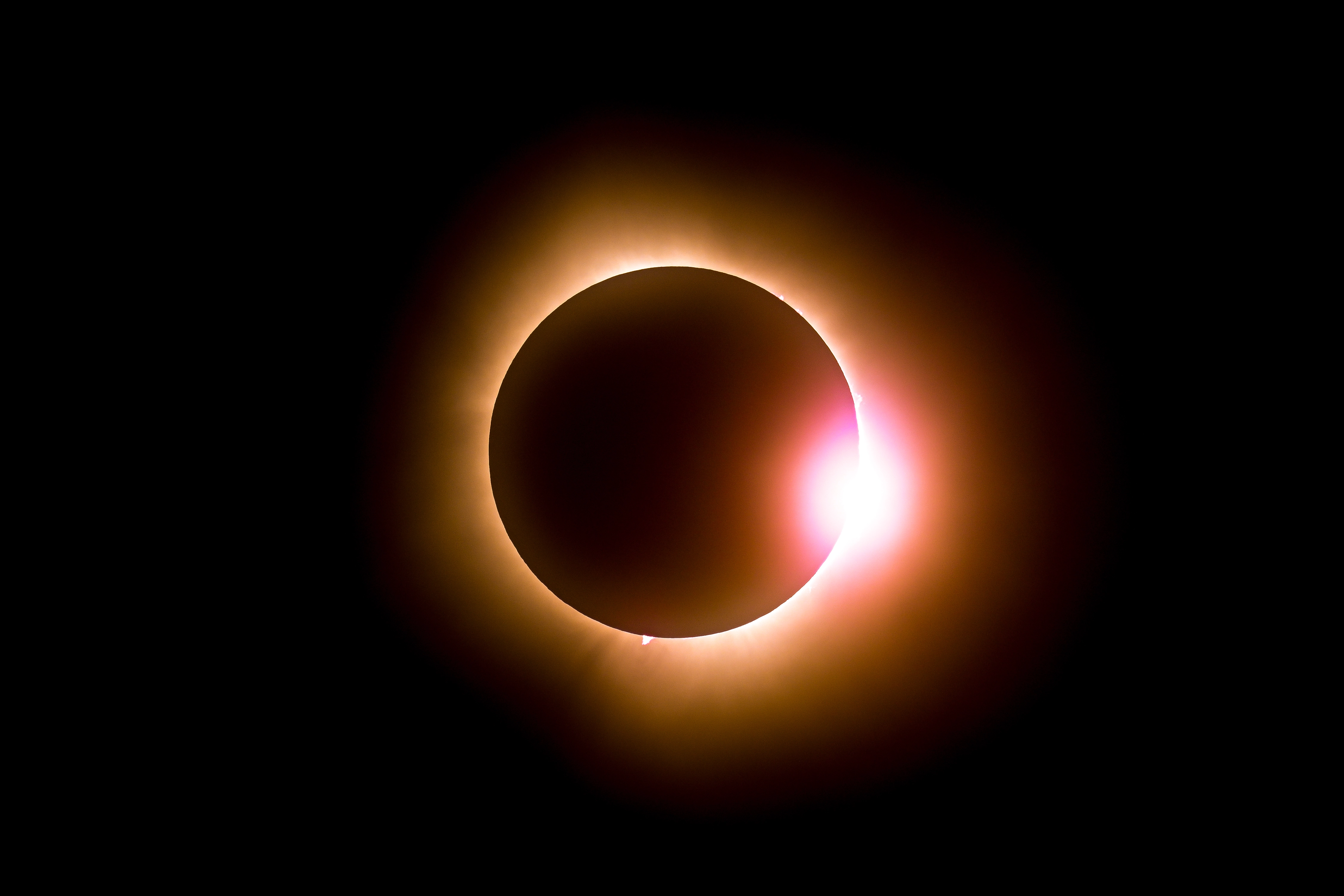 Solar Eclipse 2026 in Portugal: Times, Glasses & Photography